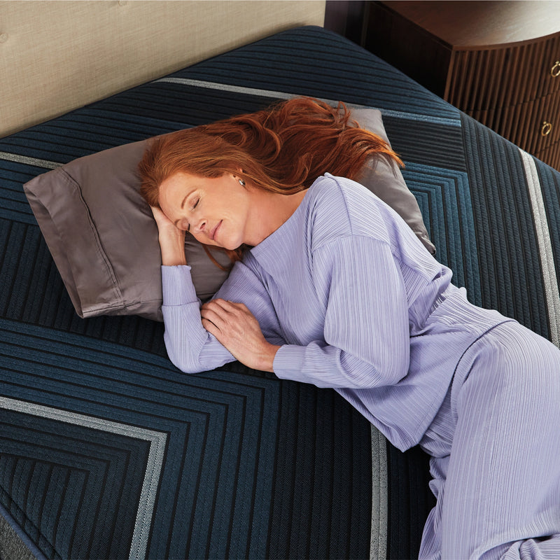 Beautyrest World Class Level Four Hybrid Firm Mattress
